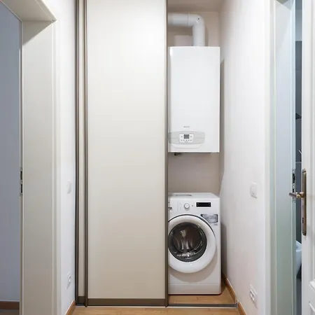 Spacious 3-bedrooms Near Karlin Square * براغ