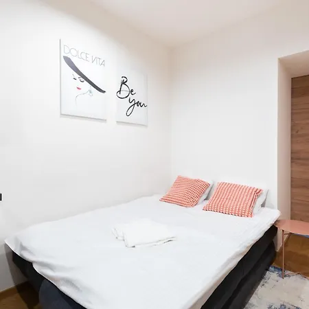 Spacious 3-bedrooms Near Karlin Square * براغ