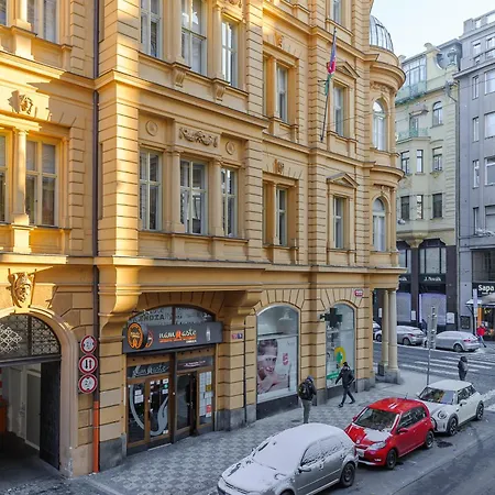 Apartment Spacious 3-bedrooms Near Karlin Square
