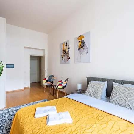 Spacious 3-bedrooms Near Karlin Square
