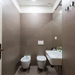 Spacious 3-bedrooms Near Karlin Square Prága