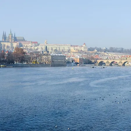 Spacious 3-bedrooms Near Karlin Square Appartement
