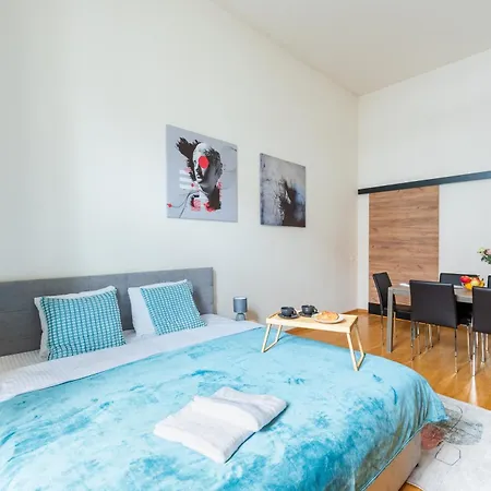 Spacious 3-bedrooms Near Karlin Square