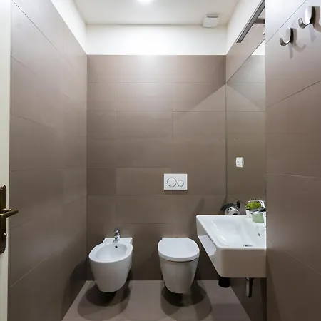 Spacious 3-bedrooms Near Karlin Square 프라하