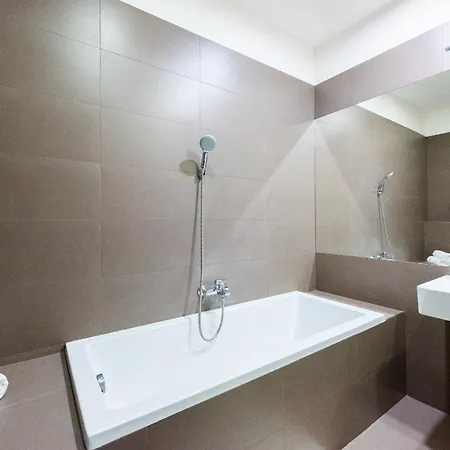 아파트 Spacious 3-bedrooms Near Karlin Square *