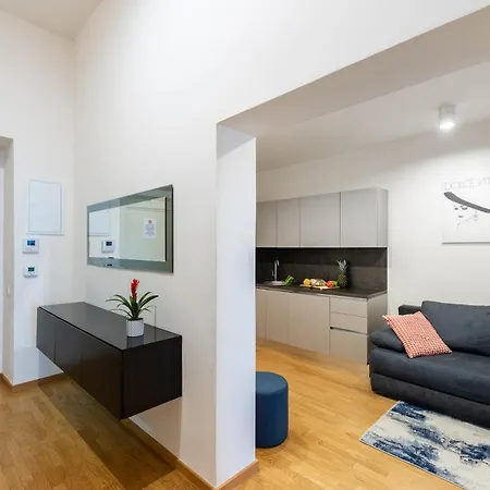 Spacious 3-bedrooms Near Karlin Square