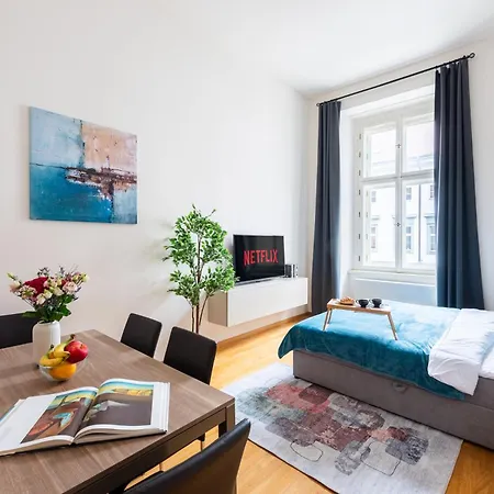 Spacious 3-bedrooms Near Karlin Square * Praha