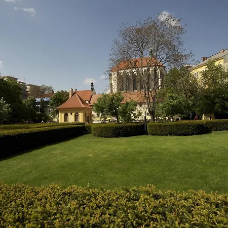 Spacious 3-bedrooms Near Karlin Square Apartmán