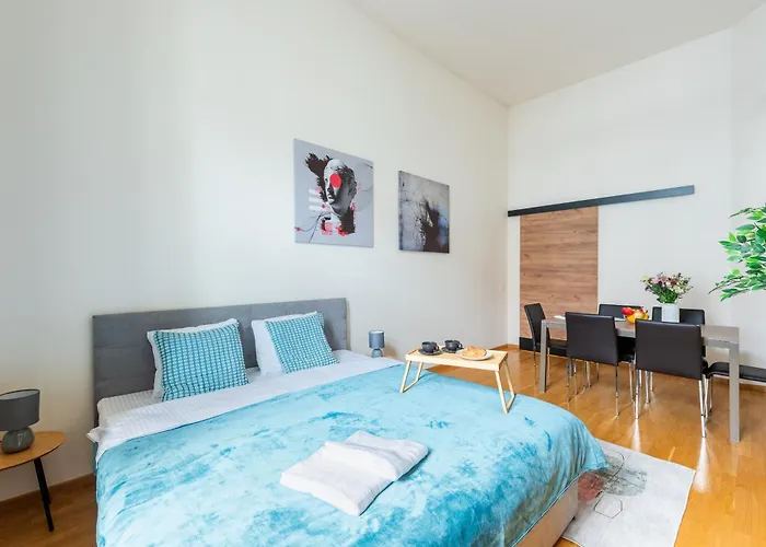 Spacious 3-bedrooms Near Karlin Square