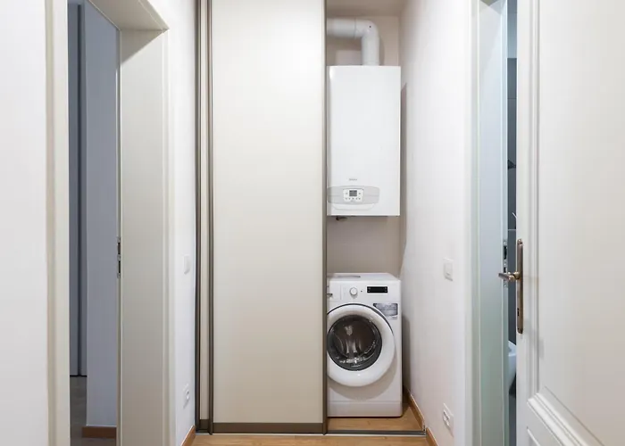 Spacious 3-bedrooms Near Karlin Square * Praga