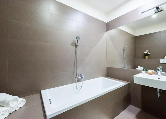 Daire Spacious 3-bedrooms Near Karlin Square *