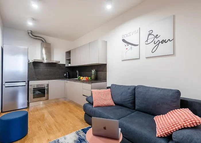Daire Spacious 3-bedrooms Near Karlin Square Prag