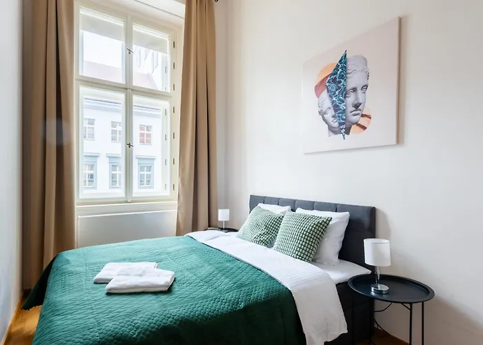 Daire Spacious 3-bedrooms Near Karlin Square Prag
