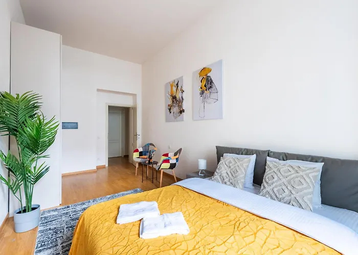 Spacious 3-bedrooms Near Karlin Square